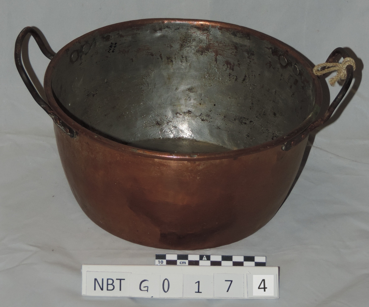 Grytesett bestående av 1 kaffekjele og 3 gryter i kobber. Gitt i bryllupsgave til ekteparet Ødeggard i 1915.