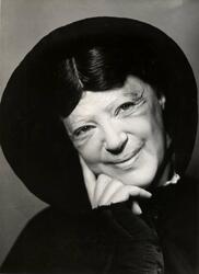 Porträtt av skådespelerskan Märta Ekström.