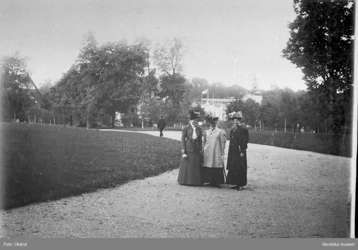 Museiflickor – gruppbild. Från vänster: fröken Walterstorff – artist, frk Gerda Cederblom, även kallad Gerda Amanda, frk Ellen Planthaber, även kallad Mynthaber.