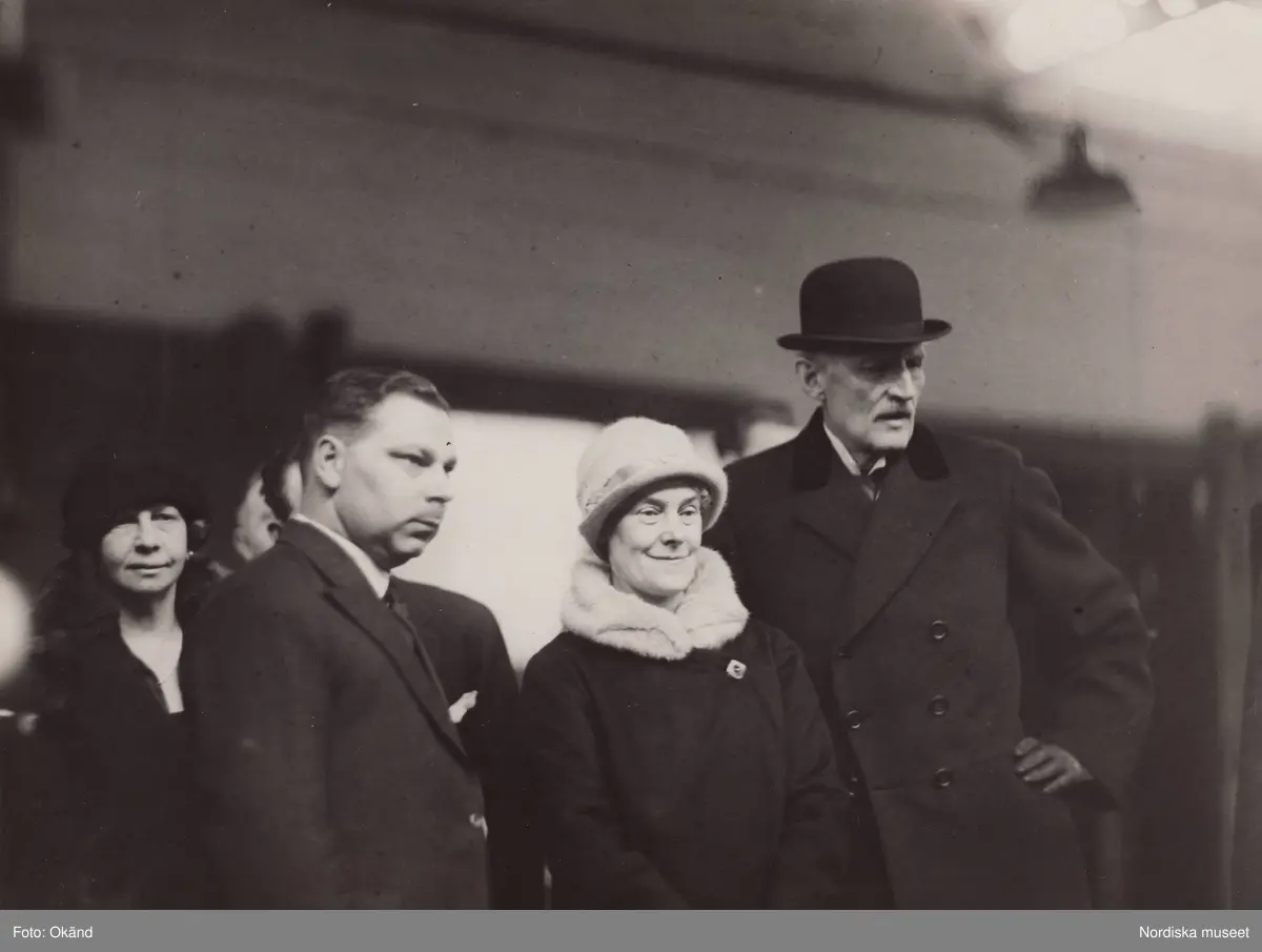General Motors Nordiska Ab."Prins Carl, hertig av Västergötland och son till Oscar II, är i fabriken för att å Röda Korsets vägnar ta emot en ny Pontiac. Till vänster syns GM:s försäljningschef Hartnett. Damen skulle kunna vara prinsens fru Ingeborg av Danmark."