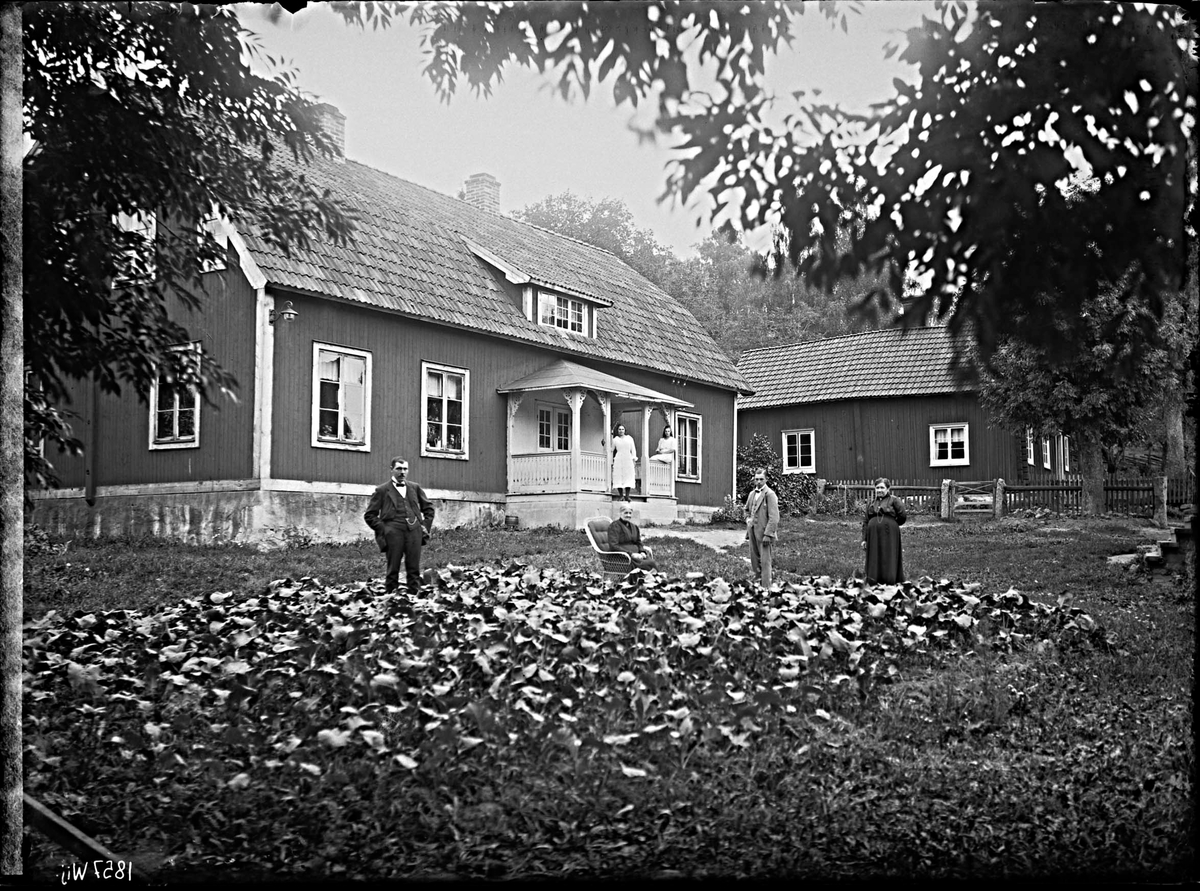 Fotografering beställd av Herman Pettersson. Personerna är ej identifierade.