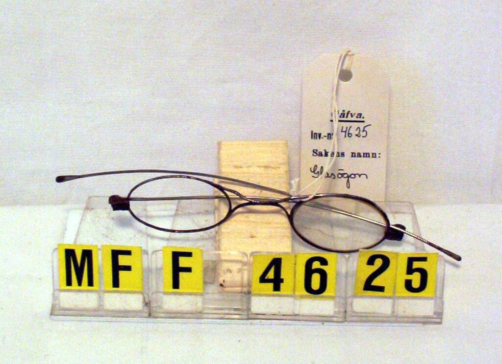 "Glasögon: med 1 glas." (inv.prot)