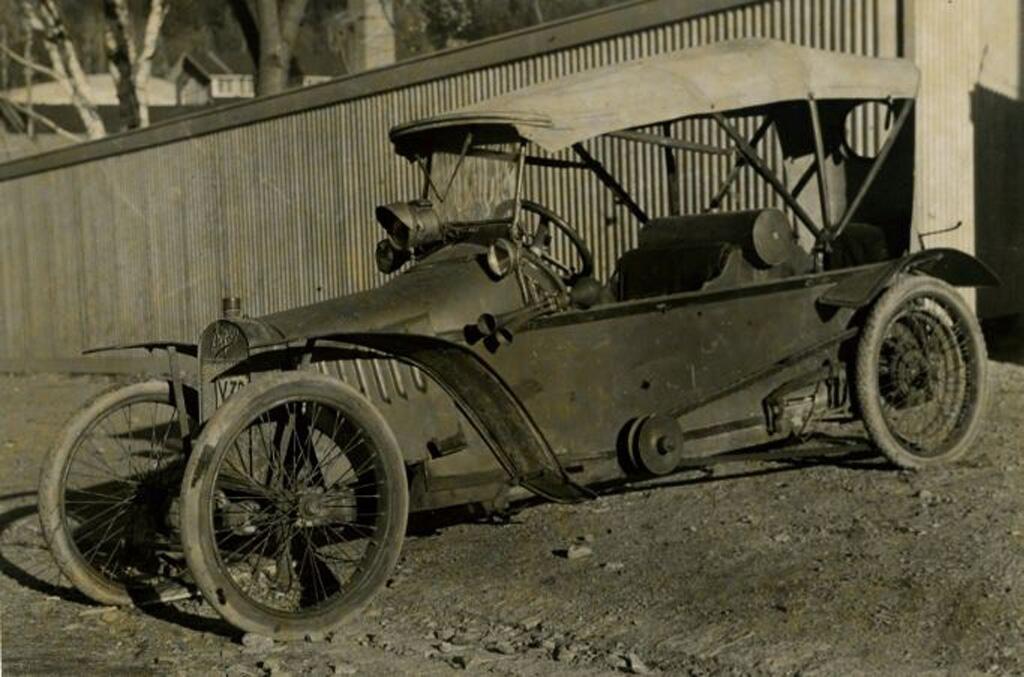 Automobil av äldre typ, s.k. cykelvagn. Gåva av dir. E Lännhuldt. Anm: Kallades "Daggmasken". (liggaren)

Cykelvagnen är grönlackerad. Den har tre strålkastare. Den största i mitten är märkt Scharlach 3206. Motorhuven är hopbunden med en läderrem. Däcken är av typen Dunlop Cord Motorcycle extra heavy. Made in England. 26 x 2½. Enligt metallskylt på kylarlocket: Moreux G, Levallois-Perret, Frankrike. G M, G Moreux & Cte, 24 Rue Frommond, Levallois-Perret No 9453.

"Super" tillverkades 1912 - 1914 av Lêveque, Freres, Asniéres, Seine.  Källa: Automobile Manufacturers Worldwide Registry

Anm: "Daggmasken" till Fornhemmet. Märke "Super". Reg.nr Y 38. Nedfällbar sufflett, remhjulsdriven, gummihjul, järnfjädrar.

"Fornhemmet härstädes har i dagarna fått mottaga en unik gåva. Denna består av en bil, som kan härföras till bilismens barndom. Det är en Daimler-bil, tvåsitsig och i högsta grad kuriös för våra dagar. Bilen förskriver sig från tiden omkring 1910 och har efter många öden och äventyr hamnat på Bilskrotningscentralen härstädes, vars innehavare köpman E Lännhuldt skänkt den till Medelpads fornhem. Flera personer här i staden har innehaft bilen, som på sin tid ansågs som höjdpunkten inom bilismen. Bilen som av någon anledning döpts till "Daggmasken", var f.ö. med på Medelpads automobil- och motorcykelklubbs minnesrika färd till Norge 1919. Den kördes då av hr Gustaf Nyström, men någonstädes uppe i Nälden fick den punktering och sedan kom man inte längre. Innan dess hade den dock reparerats åtskilliga gånger under resan. Säkerligen blir bilen en sevärdhet på Fornhemmet. Det påstås att motorn ännu kan köras, men den saken har vi inte själva sett och är följaktligen lite tvivlande. Men det kan ju hända." (tidningsurklipp.)

Denna bil importerades till Sverige och Sundsvall redan 1914, precis före första världskriget. Den först kända ägaren var bankdirektören O.W. Strömberg i Ånge och den registrerades först den 29/2 1916. 14/6 1918 bytte bilen ägare till disponent Einar Grangård i Fränsta. Gabriel Sundström, Fränsta, Torp socken blev ägare 19190820, en månad efter Norgeresan. Nästa ägare blev fotografen Karl Edward Hjärpe, Viskan, den 6/7 1923. Han hade bilen i c:a fem år. Hösten 1927 fick Hjärpe en däcksexplosion och körde i diket och framvagnen med ena styrspindeln skadades. Bilen lämnades in hos Erik Jönsson i Torpshammar för reparation och blev lagad. 1928 avregistrerades den av Hjärpe. Nu glömdes den nästan helt bort. I början av 1930-talet bogserades den från Torpshammar för reparation hos en verkstad som låg vid Grönborgs i Sundsvall, men inget blev gjort. Den hamnade sedan i nuvarande Lv 5:s förråd och där stod den till mobiliseringen i augusti 1939 då förrådet vid dåvarande A10 utrymdes. Den bogserades till Bilskrotningscentralen, Elof Lennhult, på Storgatan i Sundsvall. Härifrån lånades den ut dragen av en häst i barnensdagtåget i augusti detta år. Anna Nordin (Anna på berget) satt i bilen. Den klarade sig från skrot och upphuggning och i september 1939 skänkte Lennhult bilen till Medelpads Fornminnesförening. Den besiktigades 23 nov 1976 av Bengt Engström på svensk bilprovning. En styrspindel var krökt, men bilen är väl värd att restaurera enligt besiktningsmannen.
Källa: Gustaf Lundinner, Sundsbruk, 19801005.

"Det är en fransk motorcykelbil av märket Super B2 och tillverkad någon gång mellan 1912 och 1914. Bilen är grön, tvåsitsig, där personerna sitter på rad. Det slår mig att Anders Jonsson i Regnsjö gjorde en bil på samma tema, ungefär samma år. Fick han idén härifrån? Han handlade ju med sågat virke och hade säkert resor till Ånge.
Bilen tillverkades av bröderna Lêveque, som också tillverkade Rubybilar och motorer. 1913 körde konstruktören Lêveque en Super modell till fjärde plats i motorcykel-Grand-Prix i Amiens. Denna vagn hade en 2 cyl. motor och är av samma serie som finnes i Sundsvall. Man kunde välja mellan två olika motorer till Super B2. En encylinders Anzanimotor eller en tvåcylinders vätskekyld av egen tillverkning på 8 hk. Sundsvallsbilen är av den senare typen. Den har alltså en 8 hp tvåcylindrig motor av V-typ. Den är försedd med magnettändning och kraftöverföringen går via en mellanaxel till mitten av chassit där axeln med remskivorna sitter. Hela vagnen väger inte mer än 370 kg. Kraftöverföringen sker via 2 remmar, en på vardera sidan karossen. Dessa driver bakhjulen via en steglös växling av samma typ som idag används på DAF. Enda skillnaden är att på Super B2 manövreras kopplingen med en spak på höger sida och inte automatiskt som på dagens fordon. Den har fått sina däck utbytta till nya vulstdäck och hjulen är renoverade och målade. Om man vill starta den så blir det nog problem. Det saknas bland annat magnetapparaten till tändningen. "
Text efter Gustaf Lundinner. Från Signalhornet 3-81. Ref. 39.
Källa: https://www.bjorns-story.se/private/Svenska mindre biltillverkare/Mindre biltillverkare.htm#Royal13

Enligt utdrag från bilregistret: Personvagn av typ fyrhjulig motorcykelvagn. Type B2, bensinmotor om 8 hästkrafter motorns cylindertal 2, cylinder dimensioner 76-85 mm. 2 personer. Egen vikt 300 kg. Hjulringar: gummi. Bankkamrer O W Strömberg, Ånge, Borgsjö socken, ägare 19160229.
Disponent Einar Grangård, Fränsta, Torp socken, ägare 19180614.
Gabriel Sundström, Fränsta, Torp socken, ägare 19190820.
Fotograf Karl Edward Hjärpe, Viskan, ägare 19230706 - 19280207.

Enligt ett äldre registerutdrag finns en notering: 423/1911. 3/6 1911. Handlanden Hugo Eklund, Sundsvall. Ingenjören Johan Sandgren, Sundsvall. 19 7/6 11. Y38. Motorcykel. 7/6. Anmäl till "Medd ang. automobiltrafik". 

Anm: Cykelbilen skapades i Frankrike efter första världskriget. Användandet av krigsgaser, inte minst på västfronten, hade gjort tiotusentals fransmän blinda. Fordonet uppfanns för att de skulle kunna cykla med hjälp av en seende vän.


