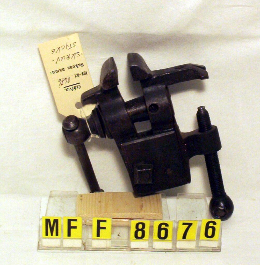 "Skruvstycke." Fyndort: "O Reinholdsson Urmakeri, Vivsta." Gåva av: "Urmakeriet, Timrå Köping." (liggaren)

"Skruvstycke: Har använts som fasthållare i urmakeri." (inv.prot.)