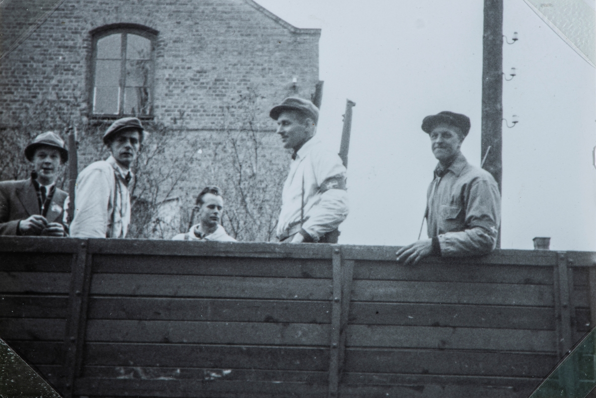 Bilder fra frigjøringsdagene i mai 1945. Lastebil med hjemmefronts folk på lasteplanet. Lastebilen ble brukt til å frakte arresterte nazister til Hamar fengsel. Odvar Engstad lengst til høyre.