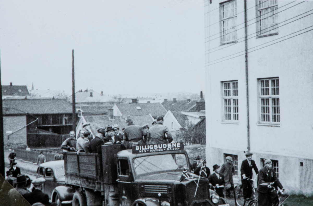 Bilder fra frigjøringsdagene i april og mai 1945. Tilskuerer som ser på at en lastebil med arresterte nazister ankommer Hamar fengsel.