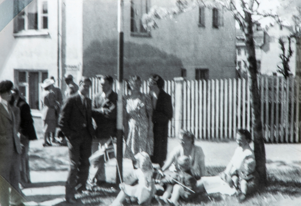 Bilder fra frigjøringsdagene i april og mai 1945. Norskeflagg.