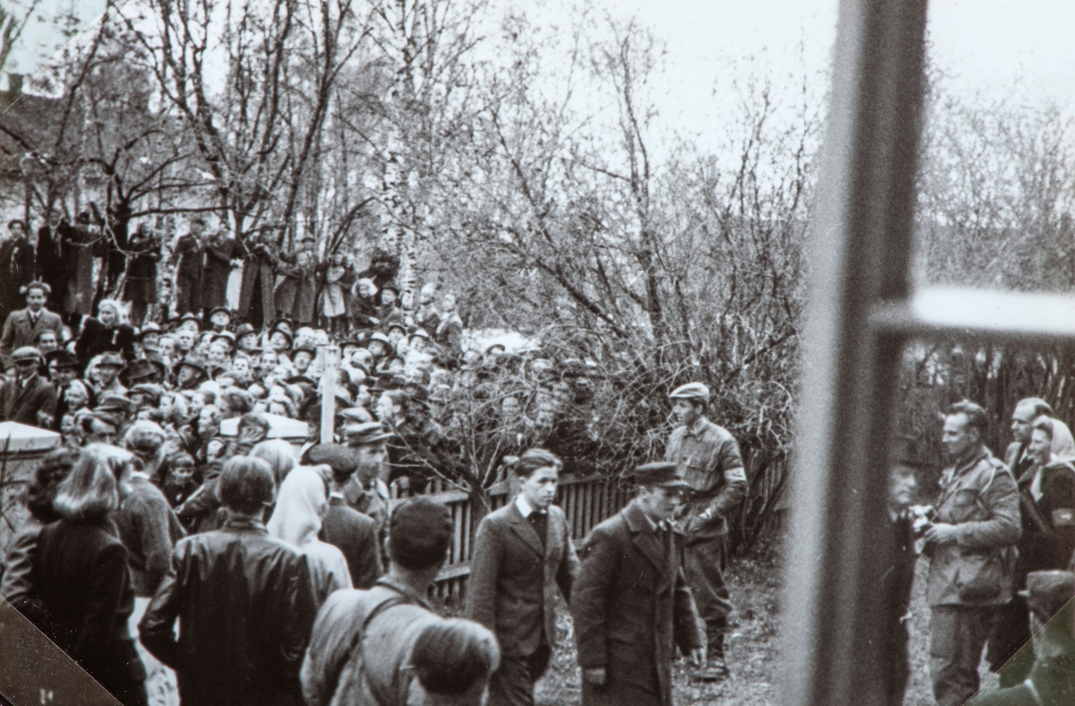Bilder fra frigjøringsdagene i april og mai 1945. Mye tilskuerer som ser på at en lastebil med arresterte nazister ankommer Hamar fengsel.