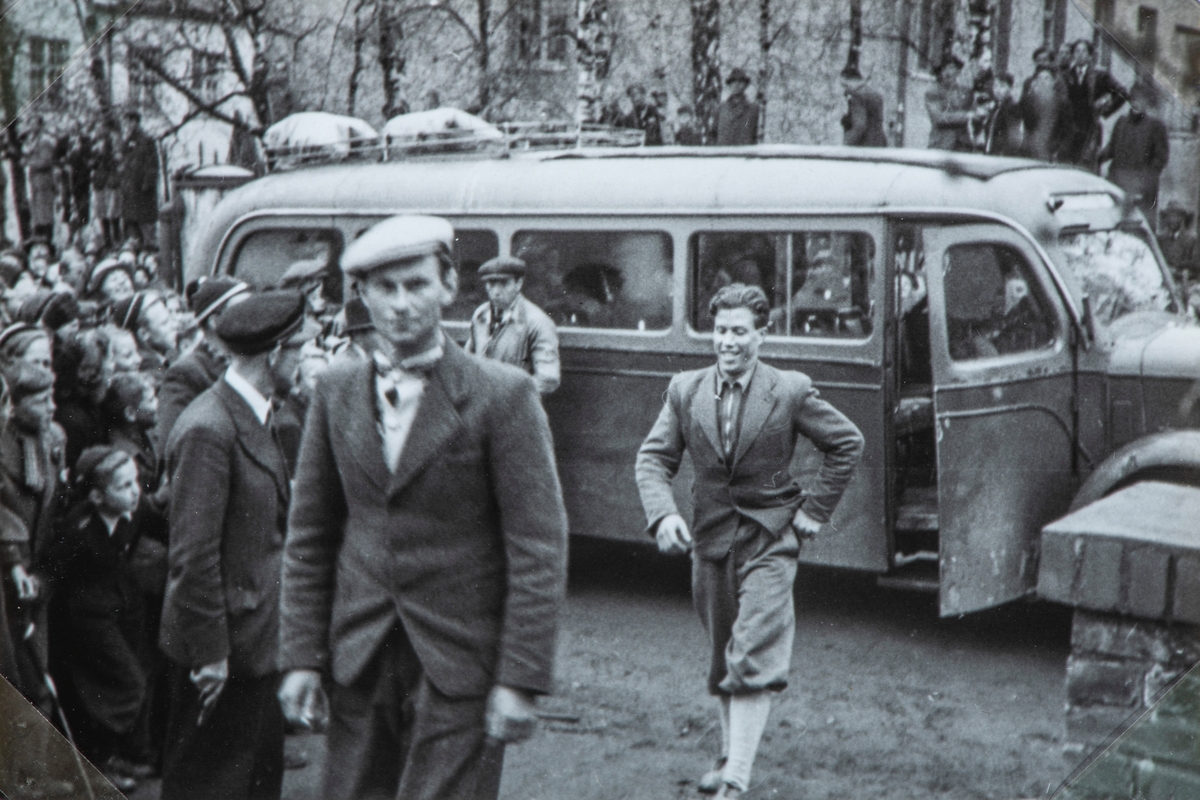Bilder fra frigjøringsdagene i april og mai 1945. Mye tilskuerer som ser på at en buss med arresterte nazister ankommer Hamar fengsel.