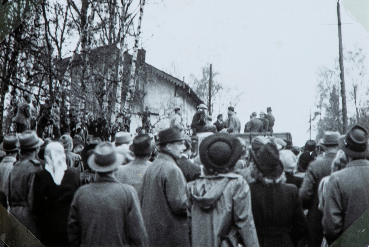 Bilder fra frigjøringsdagene i april og mai 1945. Mye tilskuerer som ser på at en lastebil med arresterte nazister prøver å komme seg frem til Hamar fengsel.