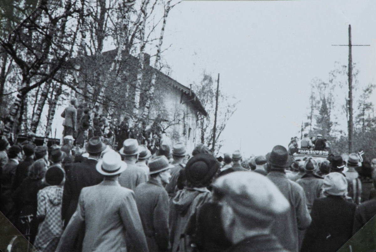 Bilder fra frigjøringsdagene i april og mai 1945. Mye tilskuerer som ser på at en lastebil med arresterte nazister ankommer Hamar fengsel.