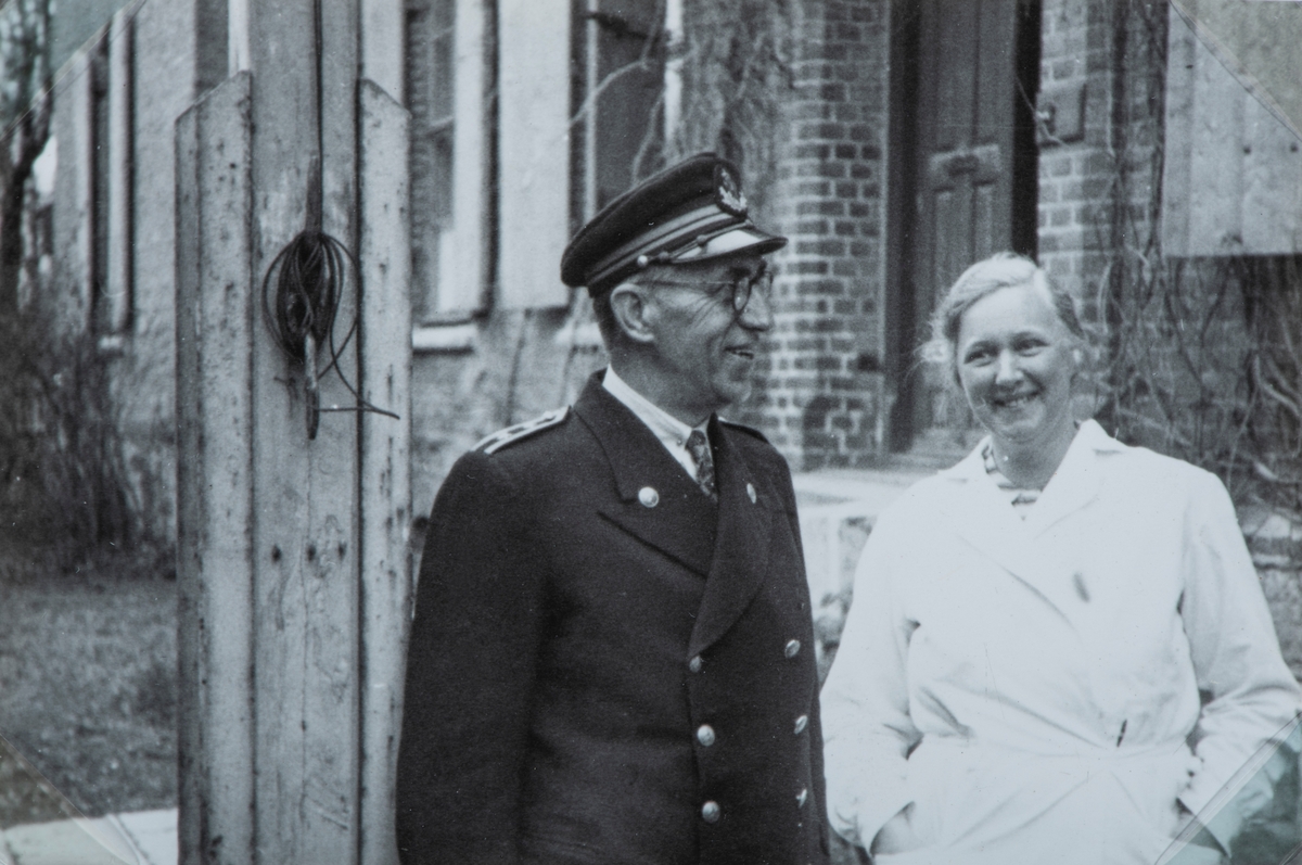 Bilder fra frigjøringsdagene i april og mai 1945. Vaktmester Bjøralt og frue utenfor Hamar Fengsel.