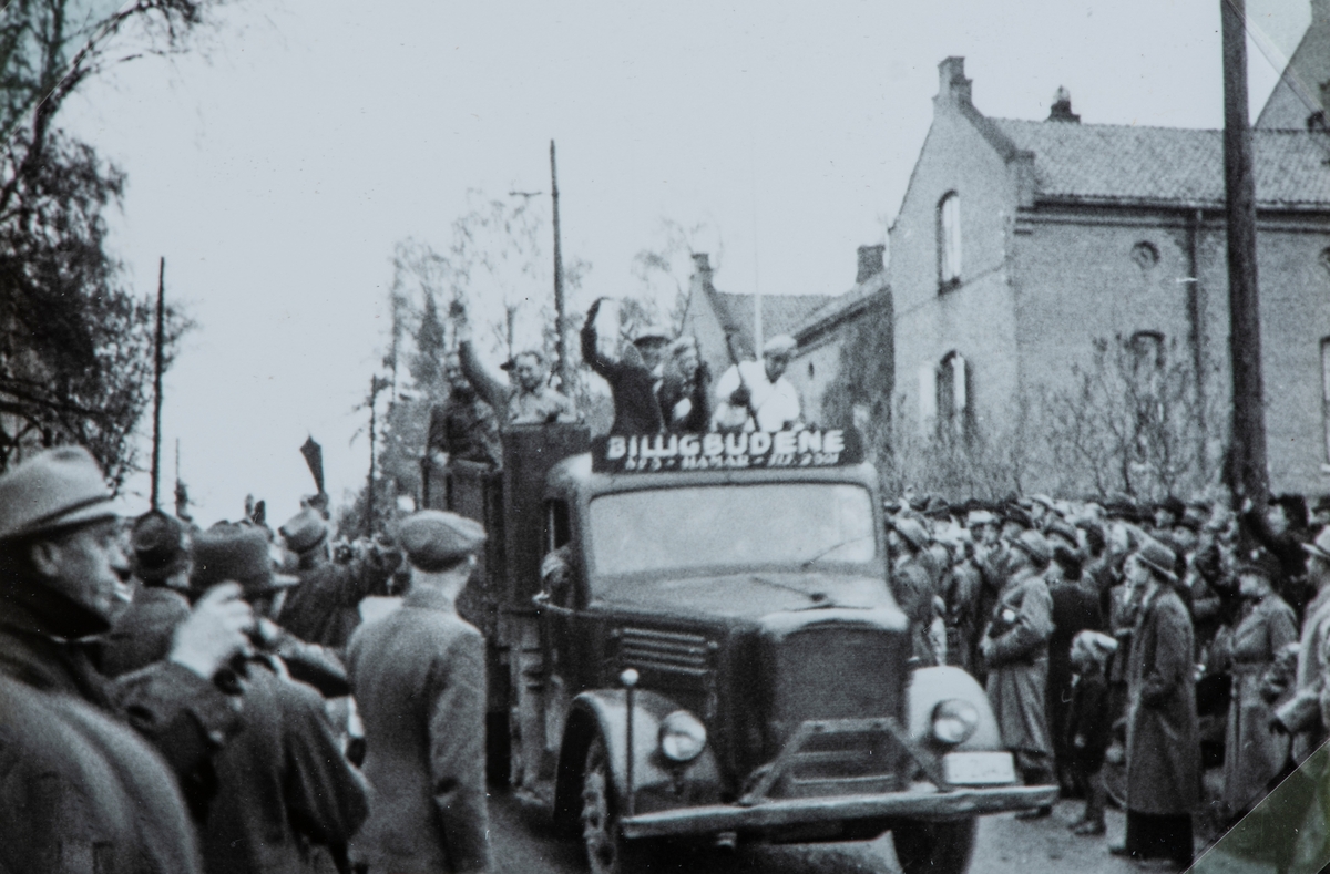 Bilder fra frigjøringsdagene i mai 1945. Mye tilskuerer som ser på at en lastebil med arresterte nazister ankommer Hamar fengsel. Billigbudene hadde mye å gjøre med transporten.