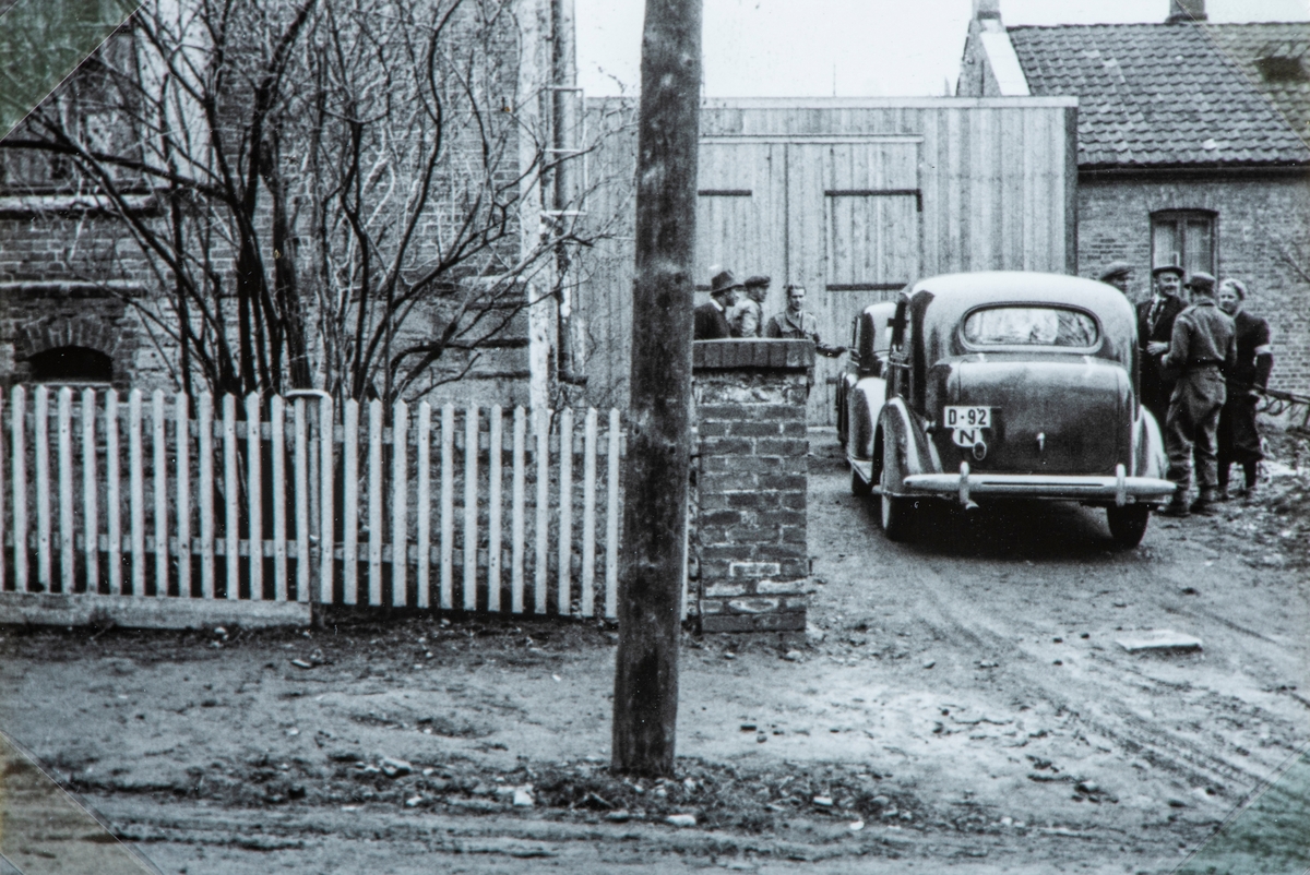 Bilder fra frigjøringsdagene i mai 1945. Politiet i Hamar i et møte med hjemmestyrkene utenfor Hamar Fengsel.