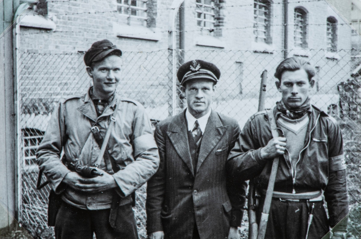Bilder fra frigjøringsdagene i mai 1945. En av vaktmesterene ved Hamar Fengsel sammen med to soldater fra hjemmestyrkene.