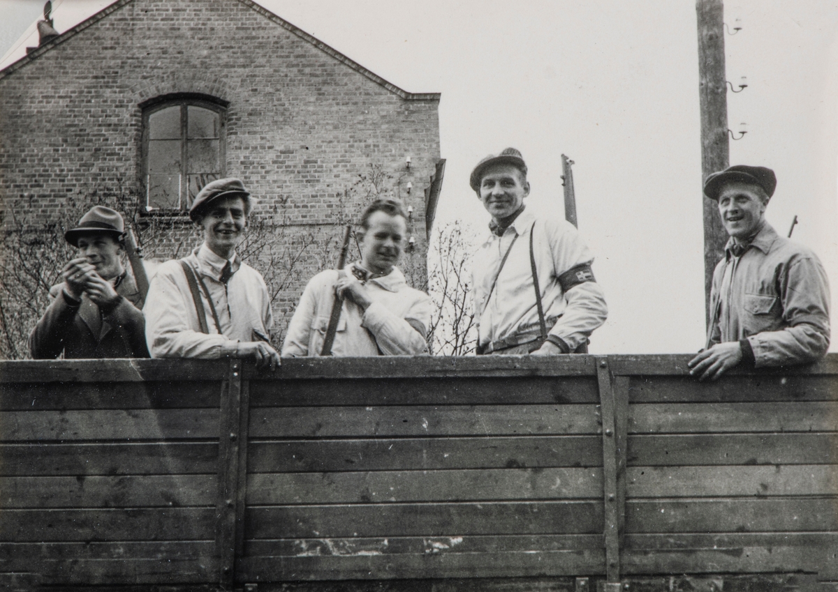 Bilder fra frigjøringsdagene i april og mai 1945. Lastebilen er tømt for nazister, og er på tur for å hente flere. Odvar Engstad lengst til høyre.