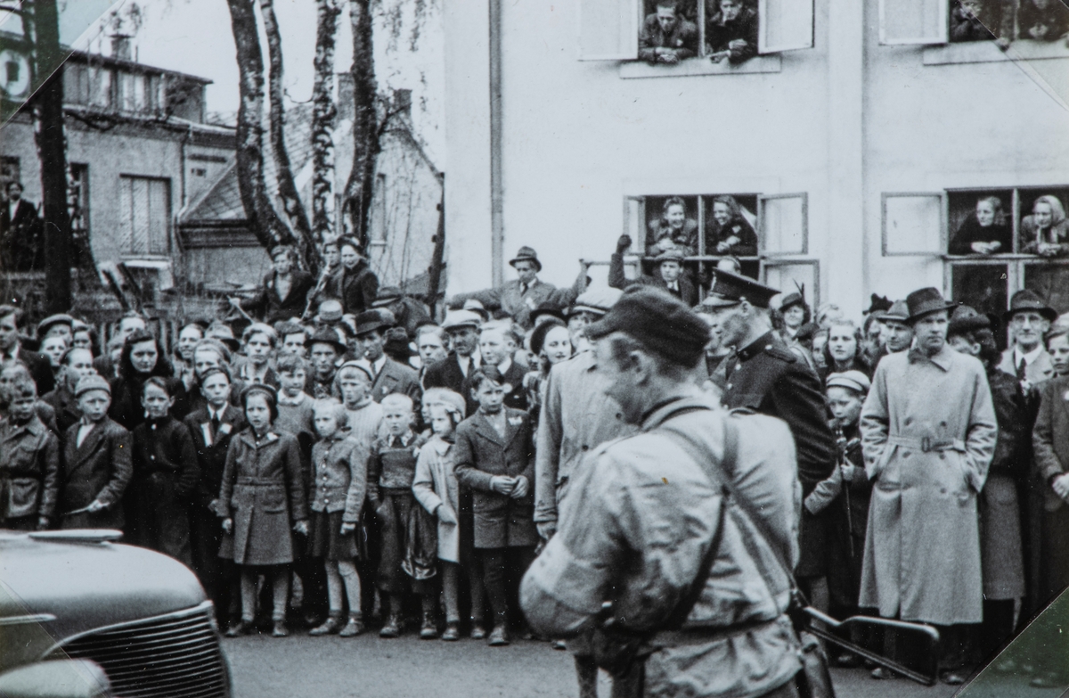 Bilder fra frigjøringsdagene i april og mai 1945. Det var trangt om plassen for de skuelystne som ønsket å få med seg arrestasjonen av nazister etter krigens slutt.