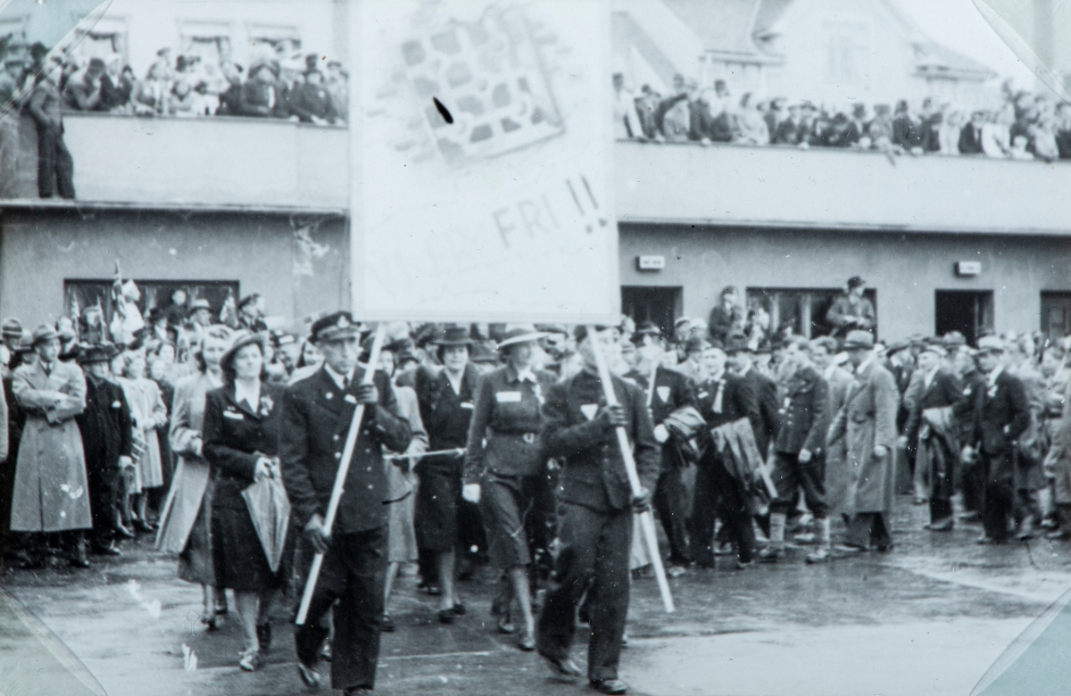 Bilder fra frigjøringsdagene i april og mai 1945. 17. mai toget i 1945 startet fra Østre Torg.