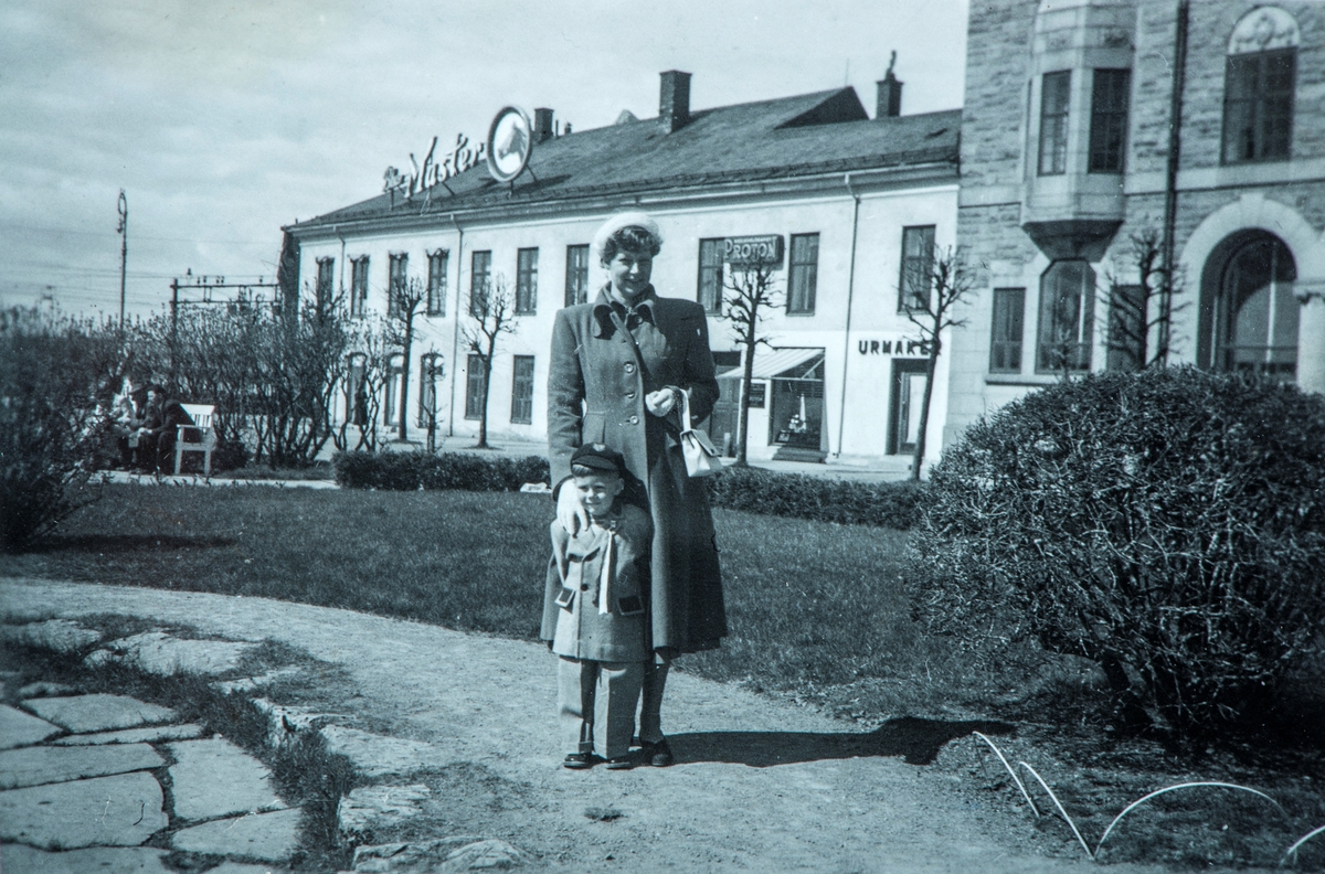 Karin Jørstad og Tore Jørstad i jernbaneparken ved Hamar Stasjon i 1955.