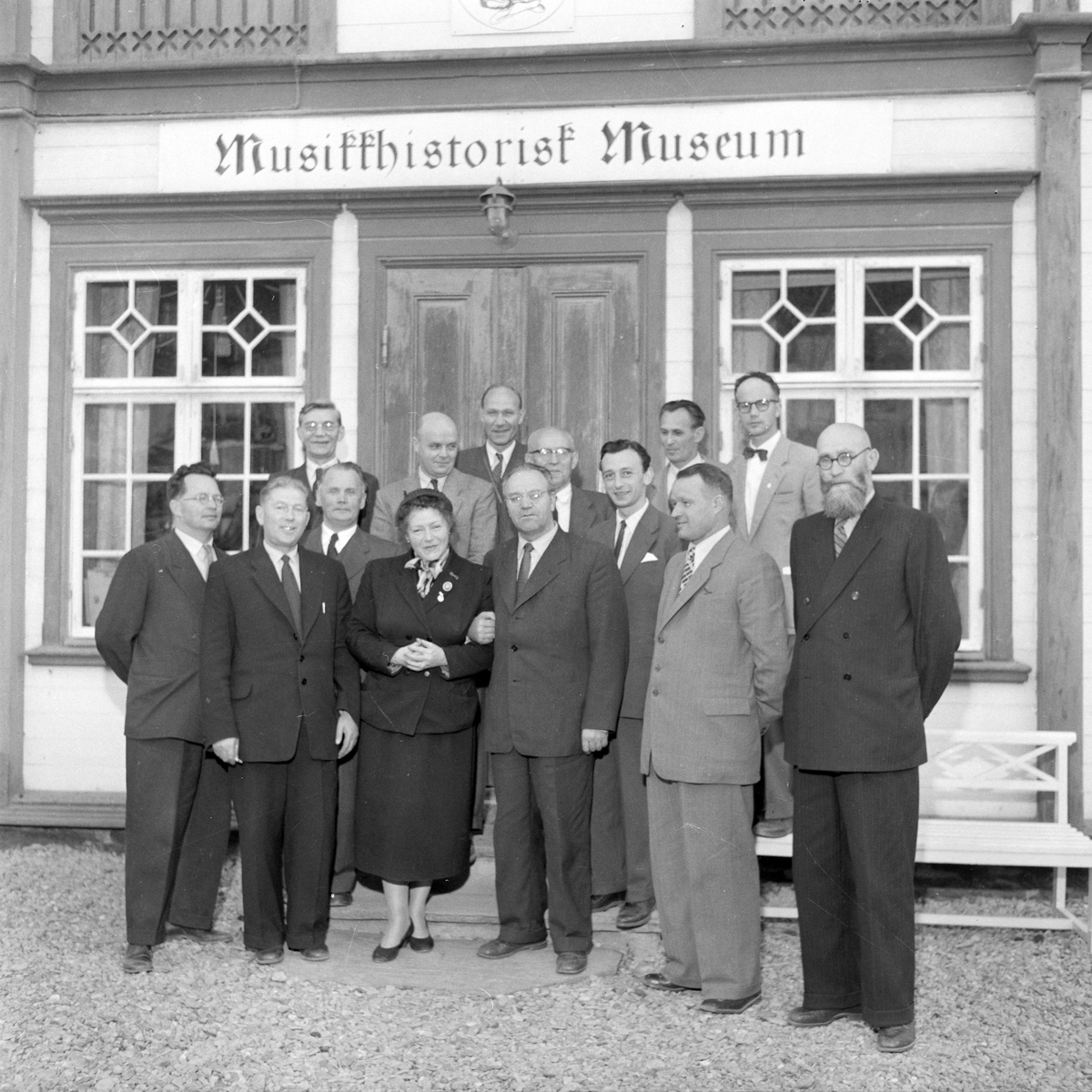 Russisk landbruksdelegasjon på besøk på Ringve Musikkhistorisk museum med direktør Victoria Bachke