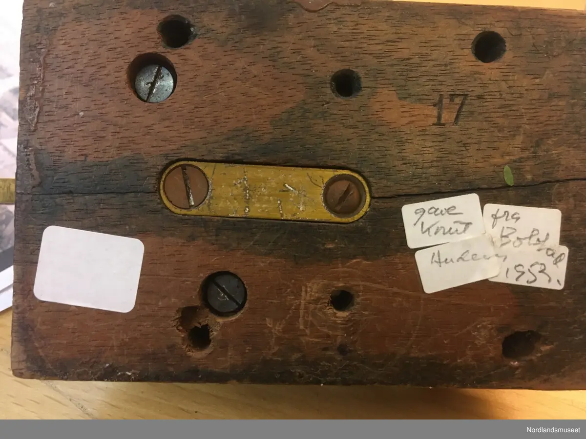 merket med nr 17, og lapper med påskrift: Gave fra Knut Bolstad, Andenes 1953