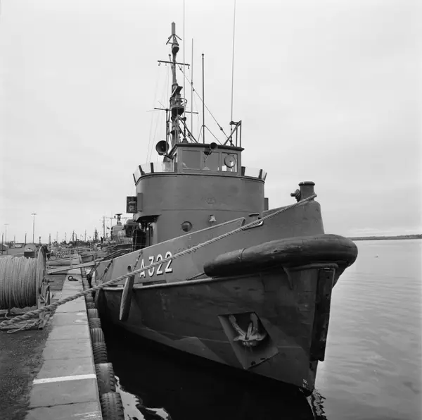 Bogserbåten Heros vindskydd på brygga