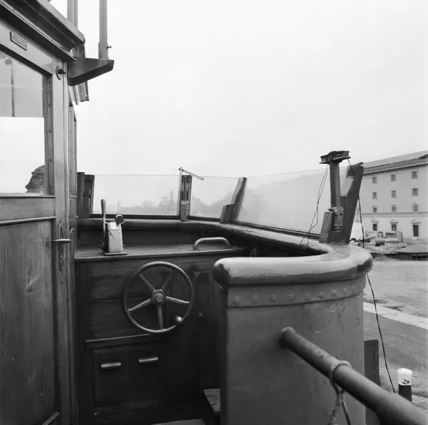 Bogserbåten Heros vindskydd på brygga