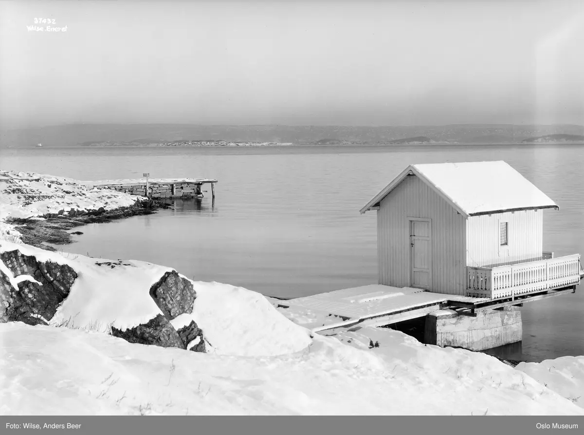 Halden brygge, strand, badehus, brygge, fjord, snø