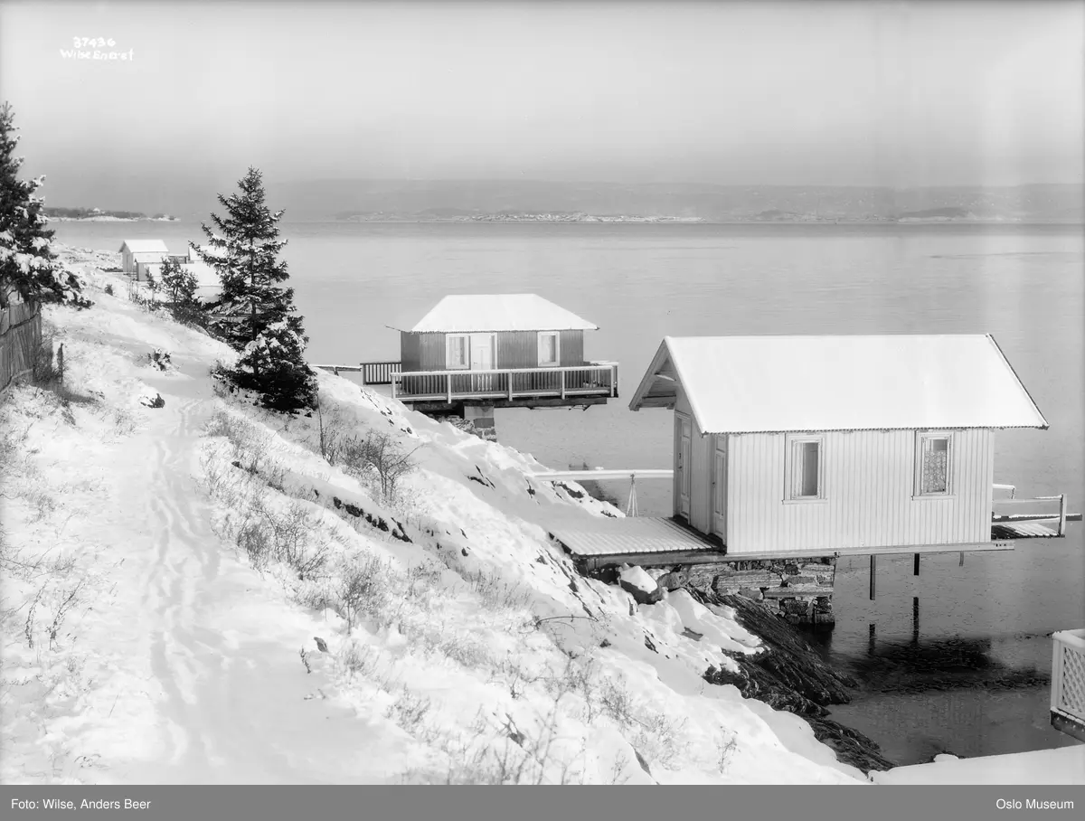 strand, Halden brygge, robåter, badehus, bolighus, fjord, is, snø