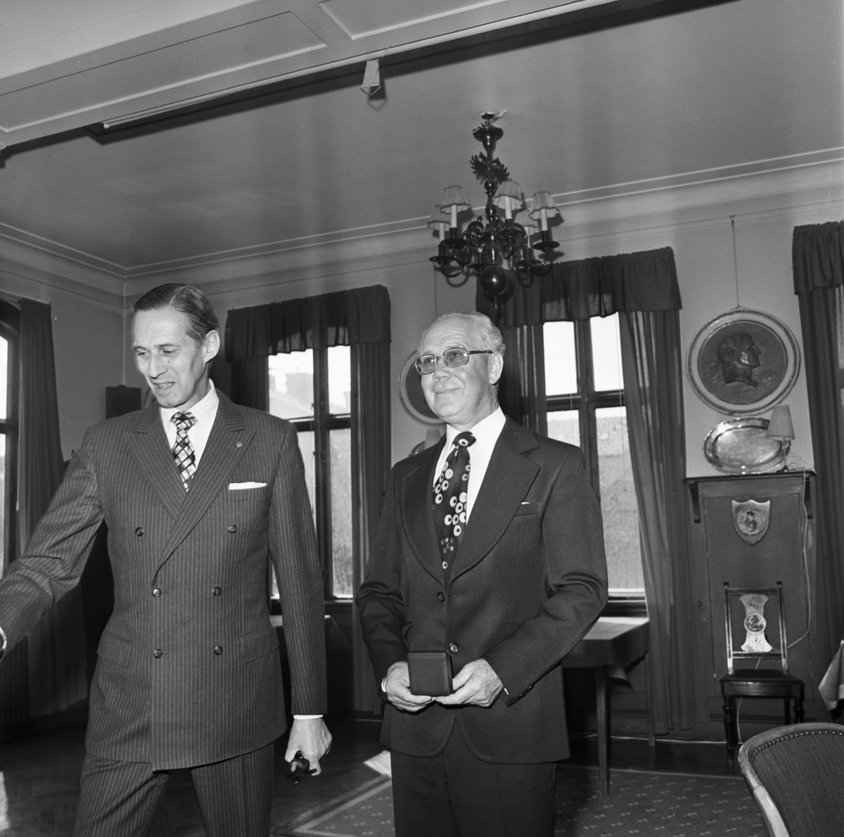 Doplunch för torpedbåten Strömstad (T141). Eric Persbeck (höger), Karlskronavarvets avgående utrustningsingenjör som svarat för färdiggörandet av nära 60-talet örlogsfartyg, fick som förste enskilde person motta försvarets materielverks hedersmedalj. Den överlämnades av verkets generaldirektör Ove Ljung.