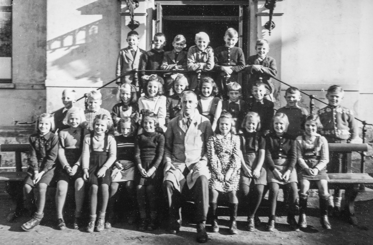 Gruppe 26, elever og lærer. Skoleklasse. Midtbyenskole, Hamar Folkeskole.