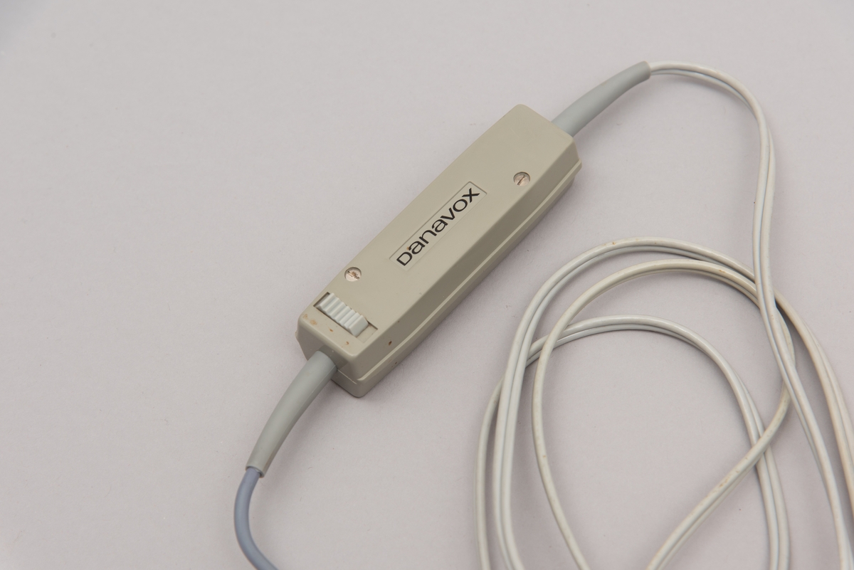 Et sett med øreplugger. Merket er kalt Hodemikrotelefon STETOMIKE. Var levert av Televerket. Produsert av Danavox International.
Settet består av hodetelefon med ledninger og plugg til uttak, samt bruksanvisning, flere typer ekstradeler til selve ørepluggene, samt lukkbar mappe/etui i mørk blå plast.