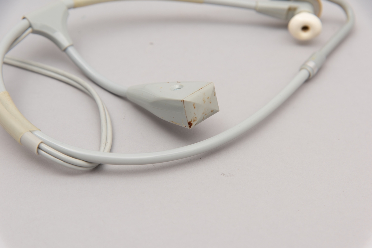 Et sett med øreplugger. Merket er kalt Hodemikrotelefon STETOMIKE. Var levert av Televerket. Produsert av Danavox International.
Settet består av hodetelefon med ledninger og plugg til uttak, samt bruksanvisning, flere typer ekstradeler til selve ørepluggene, samt lukkbar mappe/etui i mørk blå plast.