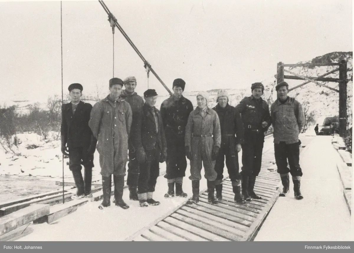 Storelv bru riksvei 50 i Børselvfjellet, 1946. Egil Foslunds brulag. Fra venstre: John Johnsen, Friarfjord.- Hans Hansen, Salangen.- Egil Foslund, Ifjord.- Hjalmar Persen, Friarfjord.- Einar Glørsen, Mosjøen.- Kåre Moengen, Salangen.- Samuel Ståkenes, Salangen.- John Johansen, Ifjord.- Kåre Skjulstad, Salangen.