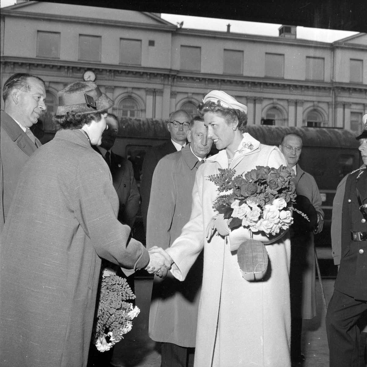 Kronprins Olav og prinsesse Astrid ankommer Trondheim