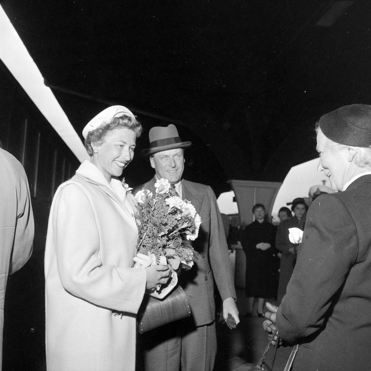 Kronprins Olav og prinsesse Astrid ankommer Trondheim