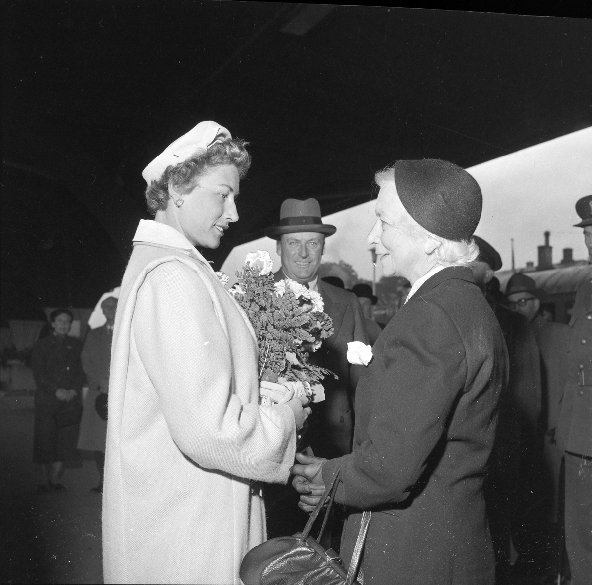 Kronprins Olav og prinsesse Astrid ankommer Trondheim