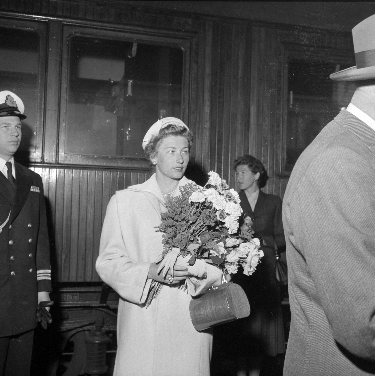 Kronprins Olav og prinsesse Astrid ankommer Trondheim