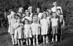 Søndagsskoleelever med lærer, Nordby