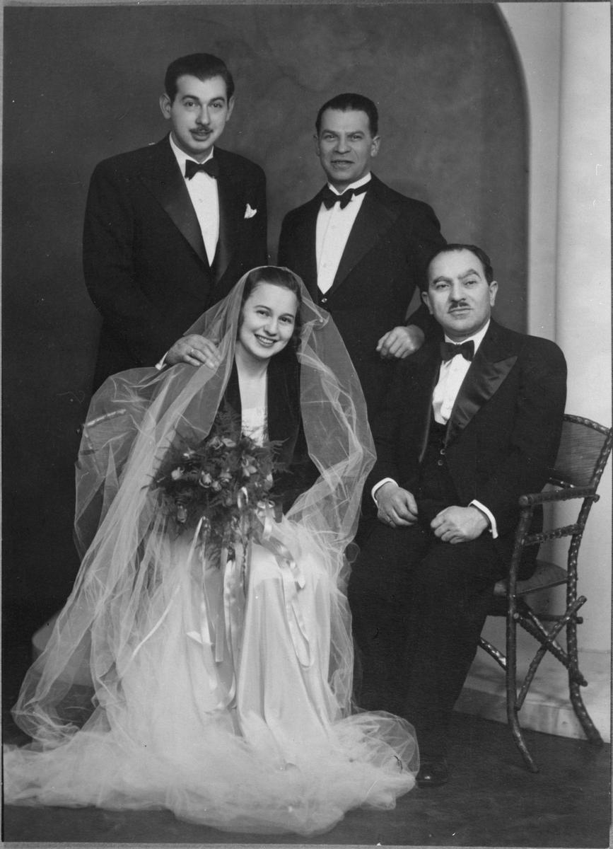 Bryllaupsportrett frå bryllaupet til Edith Rabinowitz og Hans J. Reichwald. Ståande bak, frå venstre: brudgom Hans J. Reichwald og Hermann Herschel Rabinowitz (bror til Moritz). Sitjande foran, frå venstre: brud Edith Rabinowitz og brura sin far, forretningsmann Moritz Moses Rabinowitz.