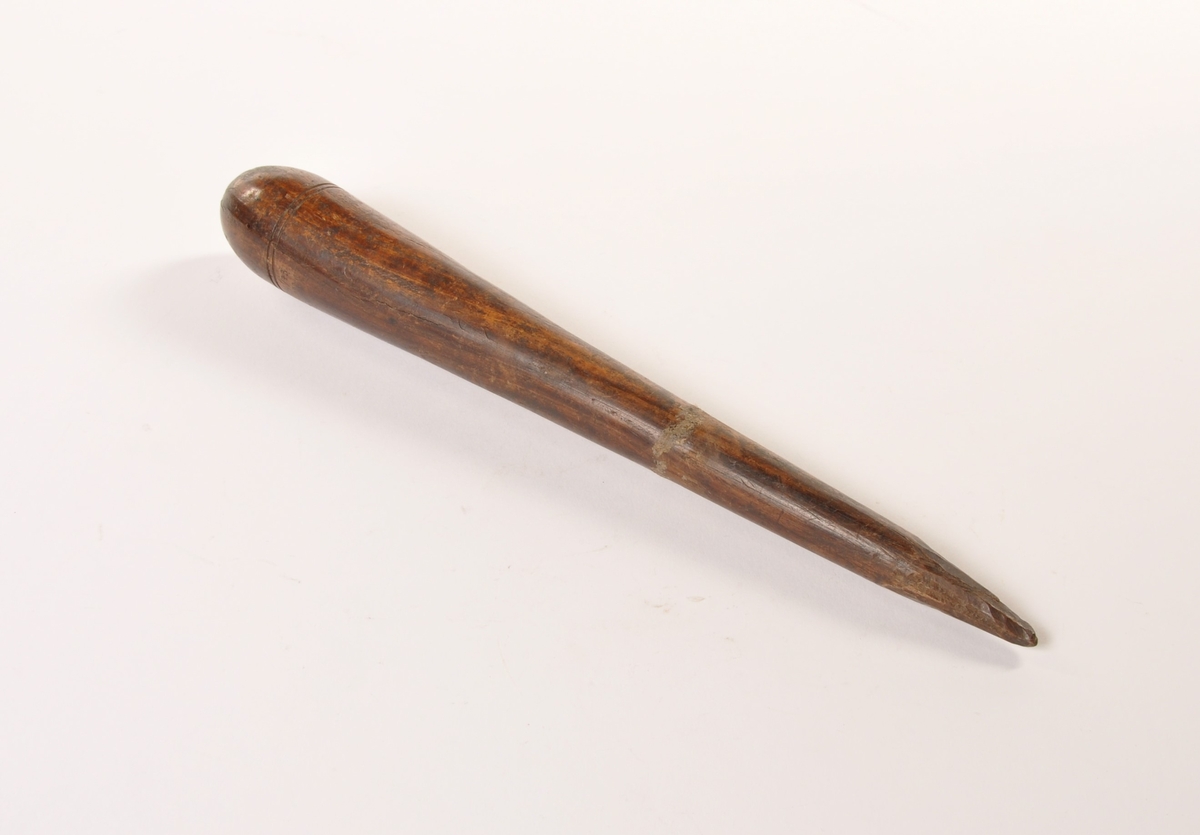 Pren dreid i tre, tilspisset med kniv.