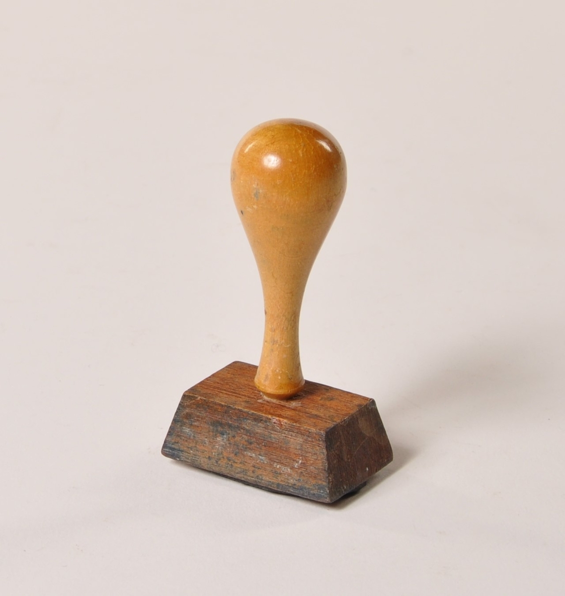 Gummistempel med dreid trehåndtak: Tistedalens Tekstilforening.