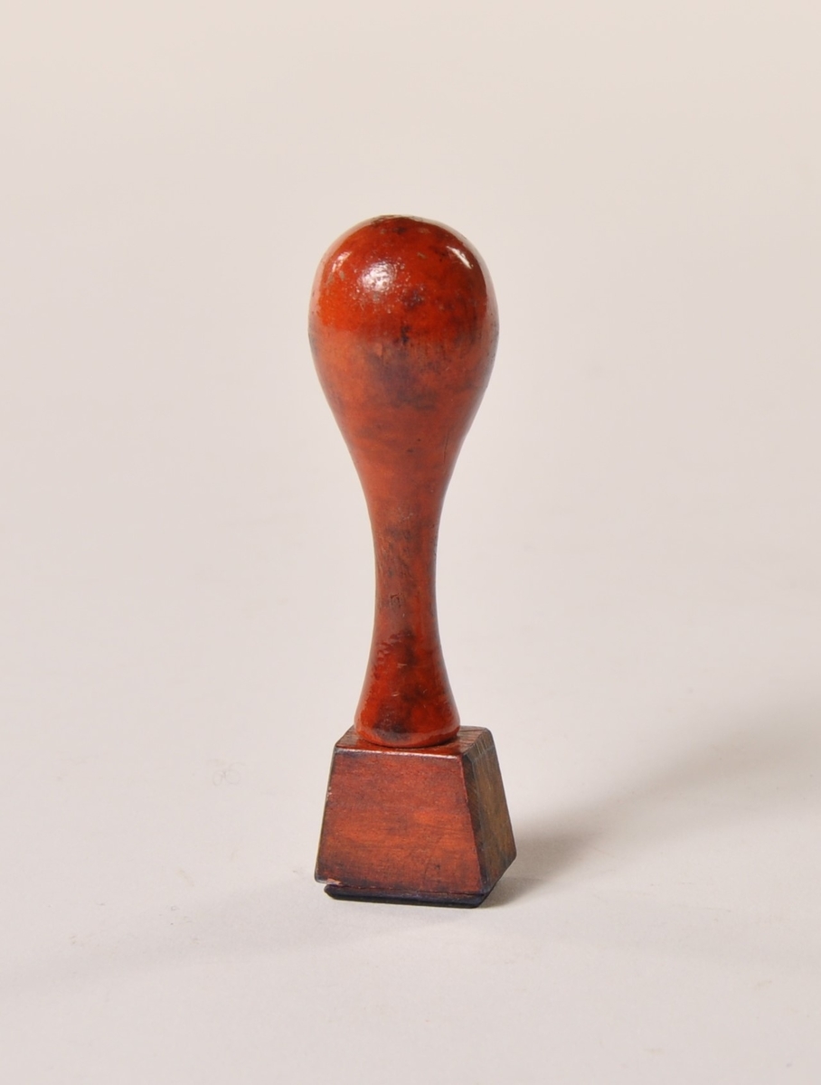 Gummistempel med dreid trehåndtak