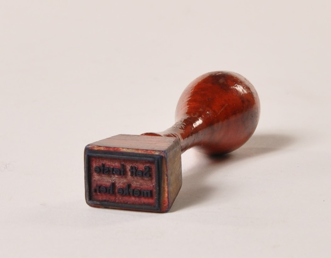 Gummistempel med dreid trehåndtak