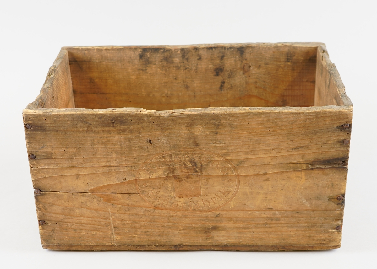 Ei trekasse som har innehelde margarin frå Haugesund Smørfabrikk. Botn er sett saman av to fjøler, medan sidene er av kvar si heile fjøl. Spikra saman.