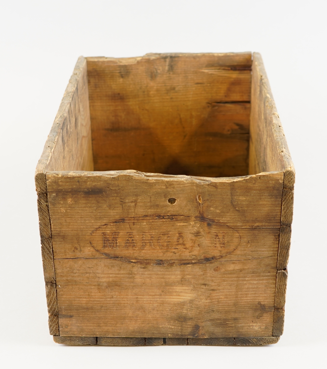 Ei trekasse som har innehelde margarin frå Haugesund Smørfabrikk. Botn er sett saman av to fjøler, medan sidene er av kvar si heile fjøl. Spikra saman.