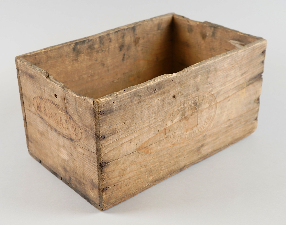 Ei trekasse som har innehelde margarin frå Haugesund Smørfabrikk. Botn er sett saman av to fjøler, medan sidene er av kvar si heile fjøl. Spikra saman.