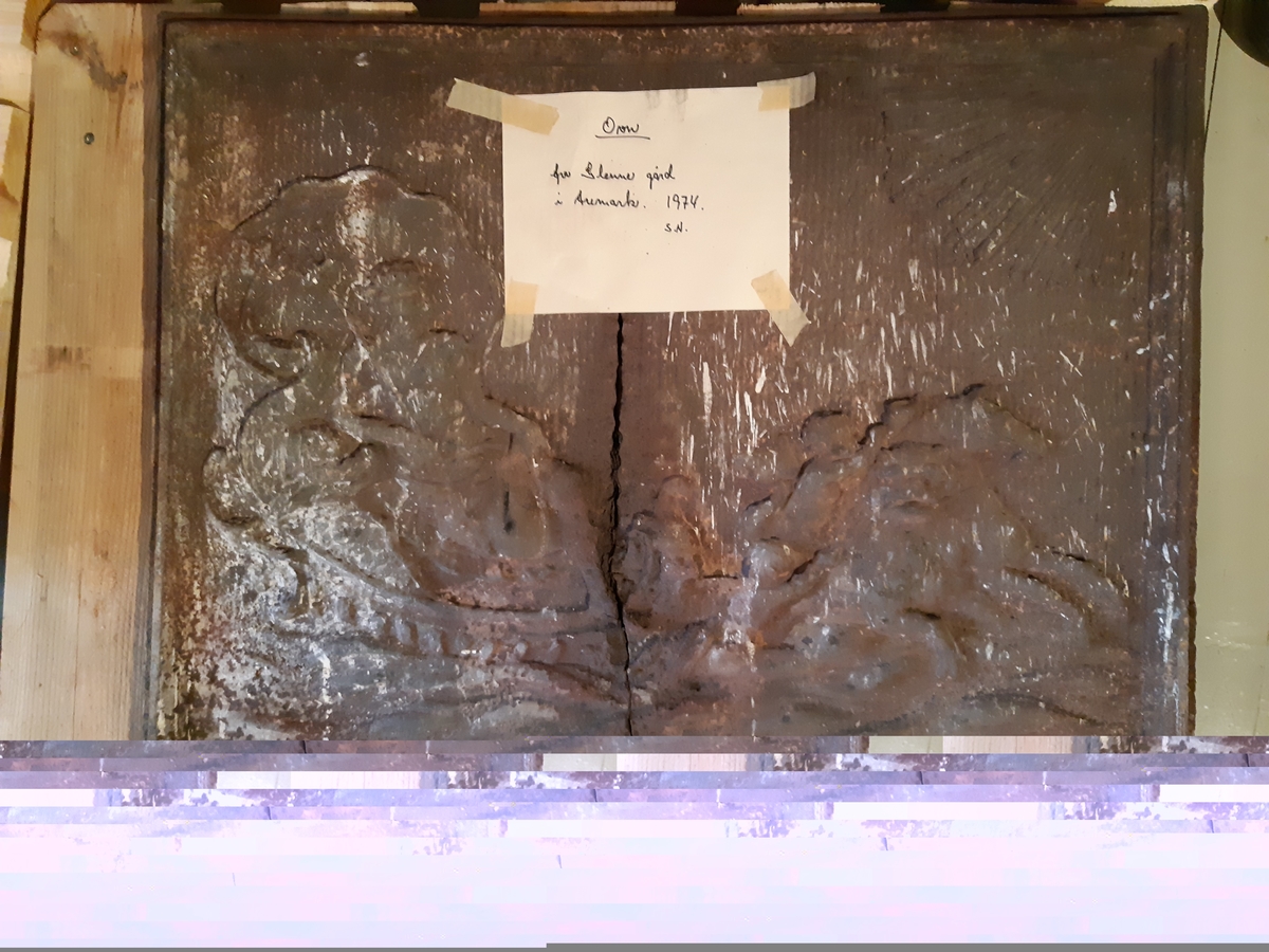 Etasjeovn i støpejern, tre etasjer. Motiv Neptun på fyringskasse. Etasjene med rocailler. Trekrakk, oker farge, kannelerte avsmalnede ben med diamant øverst. 25 deler