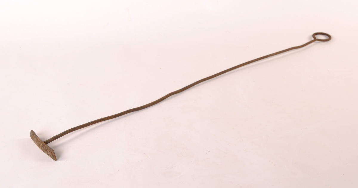 Komfyr i støpejern med venstrehengslet ileggsdør til venstre og to luker til høyre, fem plater med ringer på toppen. Står på fire svungne ben. Dør med norske løve og planteornamentikk. Tilhørende løs messingstang til front, askekrok av jern,  ringkrok av jern og blåmalt rektangulær vedkasse av tre.