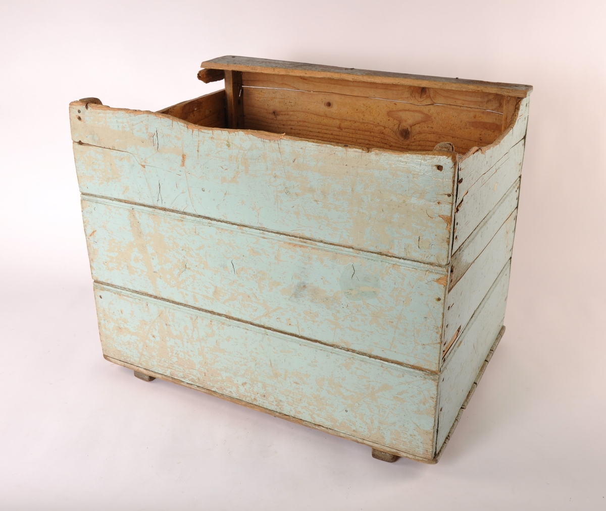 Komfyr i støpejern med venstrehengslet ileggsdør til venstre og to luker til høyre, fem plater med ringer på toppen. Står på fire svungne ben. Dør med norske løve og planteornamentikk. Tilhørende løs messingstang til front, askekrok av jern,  ringkrok av jern og blåmalt rektangulær vedkasse av tre.